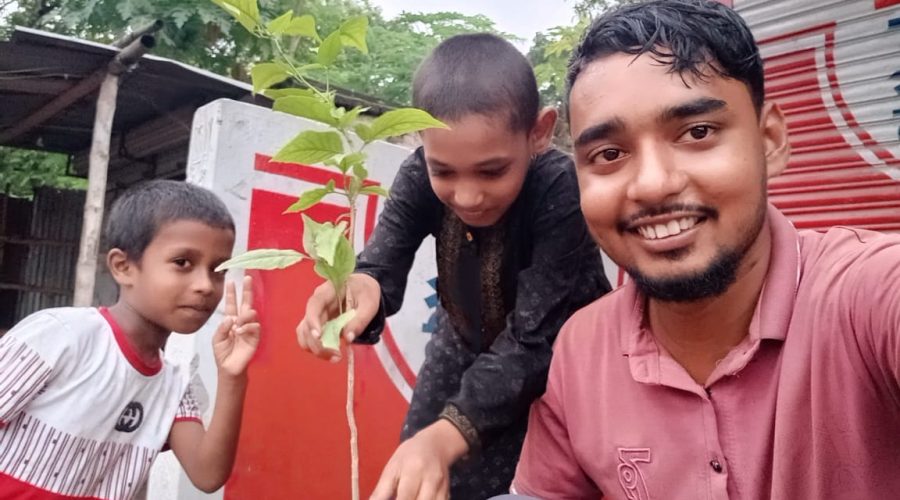 শিবগঞ্জে বিনামূল্যে বই ও রাস্তার ধারে গাছ লাগিয়ে আনন্দ পাই বই প্রেমিক নাহিদ শিবগঞ্জে বিনামূল্যে বই ও রাস্তার ধারে গাছ লাগিয়ে আনন্দ পাই বই প্রেমিক নাহিদ