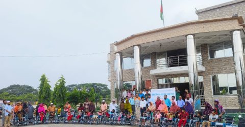 বরগুনার আমতলীতে ২৭জন প্রতিবন্ধী শিশু পেল হুইল চেয়ার