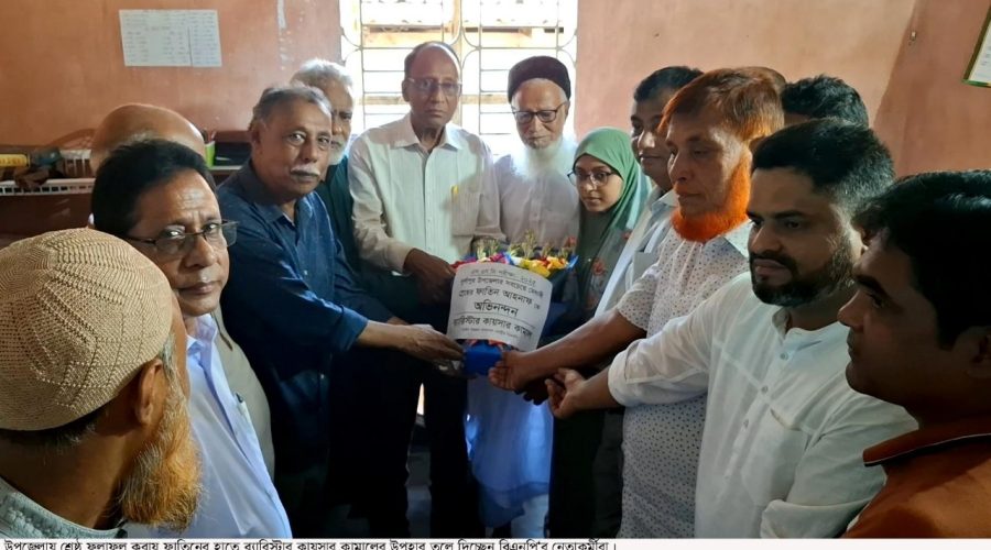 এসএসসিতে উপজেলা পর্যায়ে সেরা হওয়ায়, উপহার দিলেন ব্যারিস্টার কায়সার কামাল এসএসসিতে উপজেলা পর্যায়ে সেরা হওয়ায়, উপহার দিলেন ব্যারিস্টার কায়সার কামাল