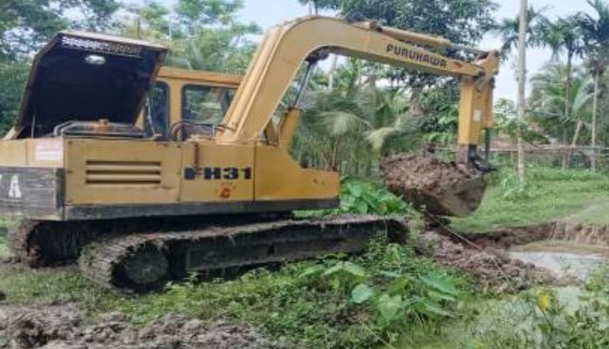 সোনাইমুড়ীতে জলাবদ্ধতা নিরসনে বাঁধ কেটে পানি নিষ্কাশন ও অবৈধ স্থাপনা উচ্ছেদ অভিযান সোনাইমুড়ীতে জলাবদ্ধতা নিরসনে বাঁধ কেটে পানি নিষ্কাশন ও অবৈধ স্থাপনা উচ্ছেদ অভিযান