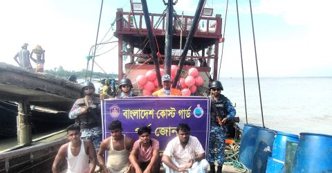 কক্সবাজারের কুতুবদিয়ায় ৪ জন জেলেসহ অবৈধ আর্টিসনাল ট্রলিং বোট জব্দ