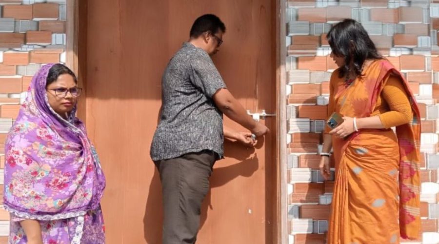 ডুমুরিয়ায় তিন ঘন্টা তালাবদ্ধ ছিলো সদর ইউনিয়ন পরিষদ ডুমুরিয়ায় তিন ঘন্টা তালাবদ্ধ ছিলো সদর ইউনিয়ন পরিষদ