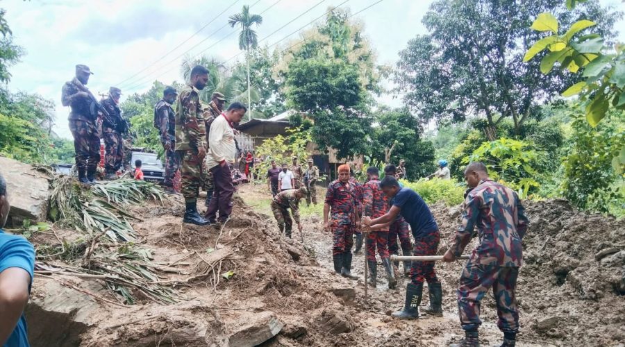 সাজেকে পাহাড় ধস, আটকা পড়েছেন ৪ শতাধিক পর্যটক