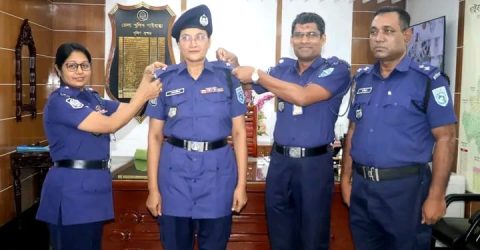 গাইবান্ধায় পদোন্নতিপ্রাপ্ত পুলিশ সদস্যকে র‍্যাংক ব্যাজ পরিধান ও ফুলেল শুভেচ্ছা