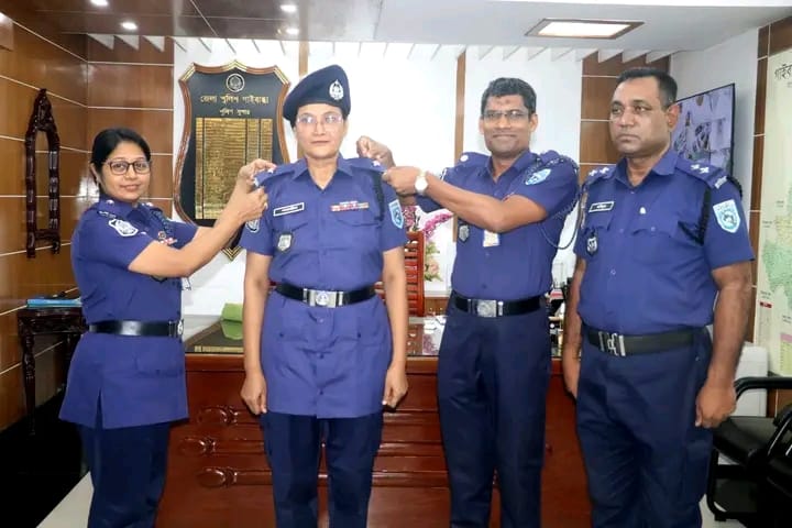 গাইবান্ধায় পদোন্নতিপ্রাপ্ত পুলিশ সদস্যকে র্যাংক ব্যাজ পরিধান ও ফুলেল শুভেচ্ছা গাইবান্ধায় পদোন্নতিপ্রাপ্ত পুলিশ সদস্যকে র্যাংক ব্যাজ পরিধান ও ফুলেল শুভেচ্ছা