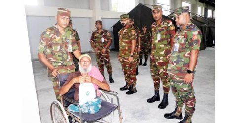 সেনাবাহিনীর চিকিৎসা ক্যাম্পে হাসি ফুটল অসহায় মুখে