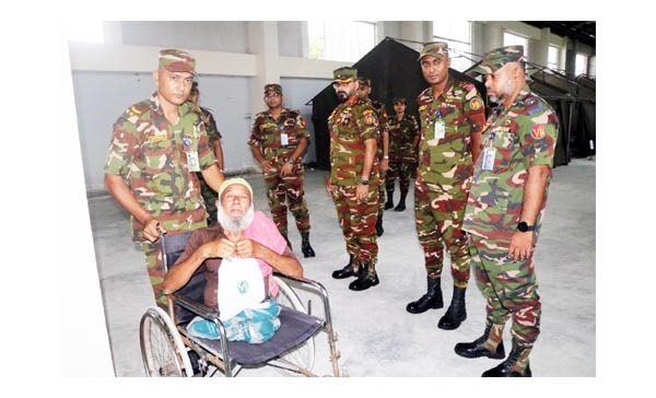 সেনাবাহিনীর চিকিৎসা ক্যাম্পে হাসি ফুটল অসহায় মুখে সেনাবাহিনীর চিকিৎসা ক্যাম্পে হাসি ফুটল অসহায় মুখে
