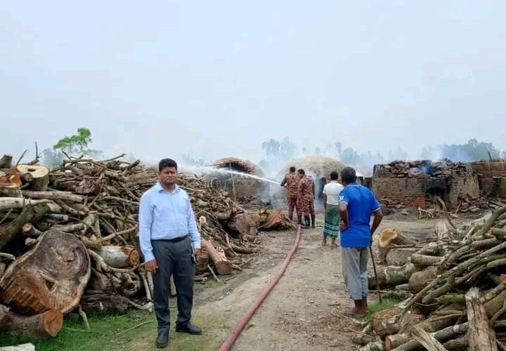 সাঘাটায় কয়লা কারখানায় ইউএনও’র অভিযান: ধ্বংস ২০টি অবৈধ চুল্লি সাঘাটায় কয়লা কারখানায় ইউএনও’র অভিযান: ধ্বংস ২০টি অবৈধ চুল্লি