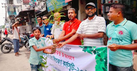 প্রেসক্লাব পাবনার উদ্দোগে পথচারীদের মাঝে বৃক্ষের চারা বিতরণ