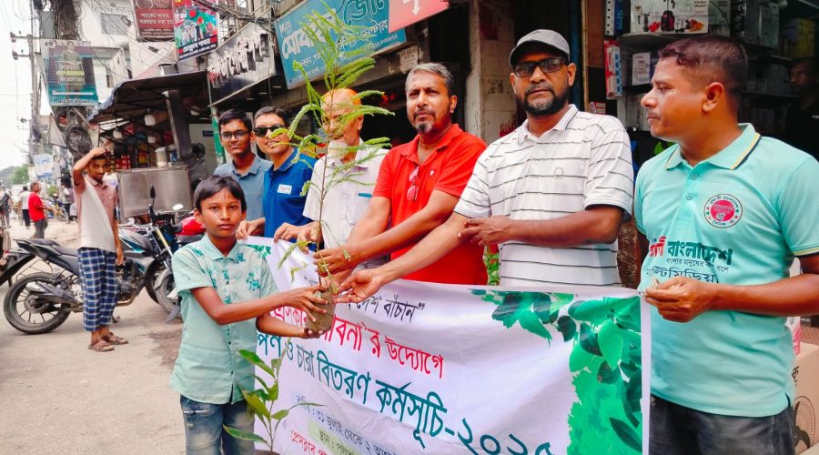 প্রেসক্লাব পাবনার উদ্দোগে পথচারীদের মাঝে বৃক্ষের চারা বিতরণ