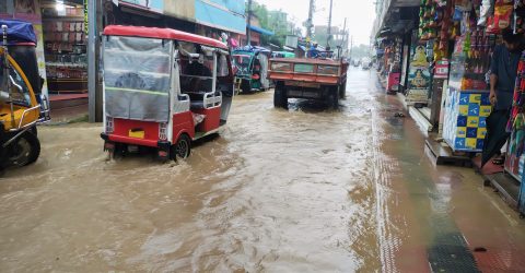 অপরিকল্পিত ড্রেনের কারণে পানখাইয়াপাড়া সড়কে জলাবদ্ধতা