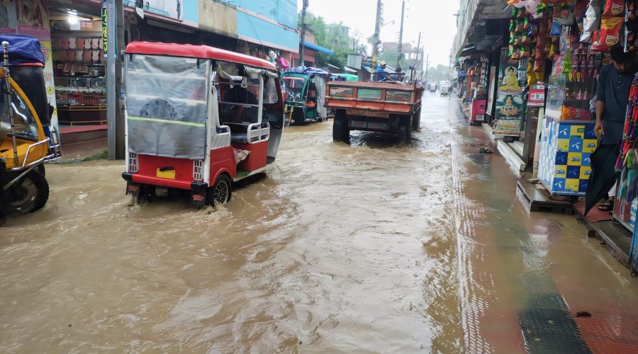 অপরিকল্পিত ড্রেনের কারণে পানখাইয়াপাড়া সড়কে জলাবদ্ধতা অপরিকল্পিত ড্রেনের কারণে পানখাইয়াপাড়া সড়কে জলাবদ্ধতা