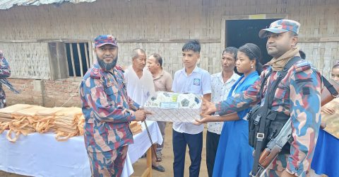 রামগড় সীমান্তে বিজিবির মানবিক সহায়তা: অন্তু পাড়া বিদ্যালয়ে শিক্ষা উপকরণ ও ক্রীড়া সামগ্রী বিতরণ