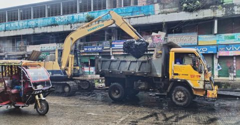 ডেমরায় পানি উন্নয়ন বোর্ডের নিষ্কাশন খাল খনন কার্যক্রম