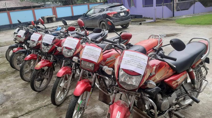চাঁপাইনবাবগঞ্জে আটটি চোরাই মোটরসাইকেল উদ্ধার চাঁপাইনবাবগঞ্জে আটটি চোরাই মোটরসাইকেল উদ্ধার