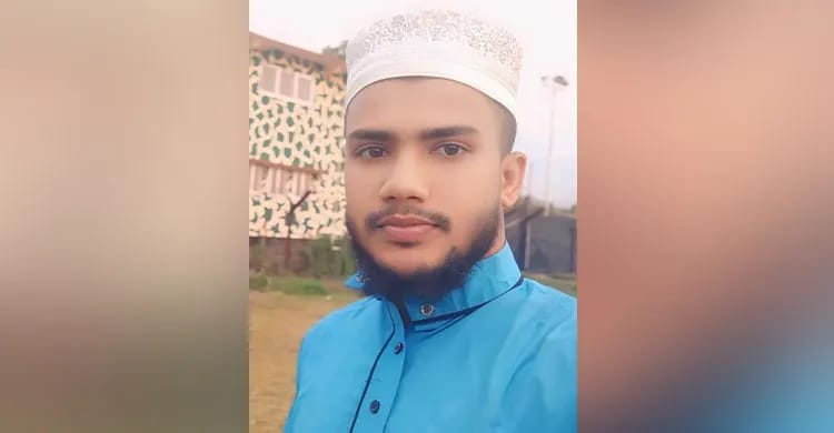 ‎মাধবপুরে বিদ্যুৎস্পৃষ্ট হয়ে শ্রমিকের মৃত্যু। ‎ ‎মো ইফাজ খাঁ মাধবপুর (হবিগঞ্জ প্রতিনিধি) ‎ ‎হবিগঞ্জের মাধবপুর পৌর এলাকায় বিদ্যুৎস্পৃষ্ট হয়ে ক্বারী মোঃ মোশারফ মিয়া (২৪) নামে এক শ্রমিকের মর্মান্তিক মৃত্যু হয়েছে। ‎ ‎পুলিশ সূত্রে জানা গেছে, বুধবার (২৭ আগস্ট) সকাল ৬টার দিকে তিনি তার মামার মালিকানাধীন বেকারির ভ্যানে মালামাল গুছানোর সময় অসাবধানতাবশত একটি বৈদ্যুতিক তারের সংস্পর্শে আসেন। সঙ্গে সঙ্গেই তিনি বিদ্যুৎস্পৃষ্ট হয়ে ঘটনাস্থলেই মারা যান। ‎মোশারফ মিয়া মাধবপুর উপজেলার পূর্ব মাধবপুর গ্রামের হরমুজ আলীর ছেলে। তিনি বেকারিতে ম্যানেজার হিসেবে কর্মরত ছিলেন। ‎ ‎ঘটনার সত্যতা নিশ্চিত করে মাধবপুর থানার অফিসার ইনচার্জ (তদন্ত) মোঃ কবির হোসেন বলেন, লাশ উদ্ধার করে প্রয়োজনীয় আইনগত ব্যবস্থা নেওয়া হয়েছে। ‎স্থানীয়রা জানান, মোশারফ একজন পরিশ্রমী ও দায়িত্বশীল কর্মী ছিলেন। তার অকাল মৃত্যুতে এলাকায় শোকের ছায়া নেমে এসেছে