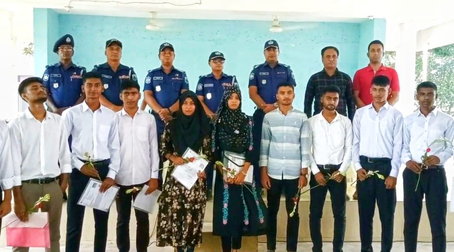 জয়পুরহাটে ঘুষ-তদবির ছাড়াই ১২০ টাকায় পুলিশে চাকরি পেলো ১৩ জন জয়পুরহাটে ঘুষ-তদবির ছাড়াই ১২০ টাকায় পুলিশে চাকরি পেলো ১৩ জন