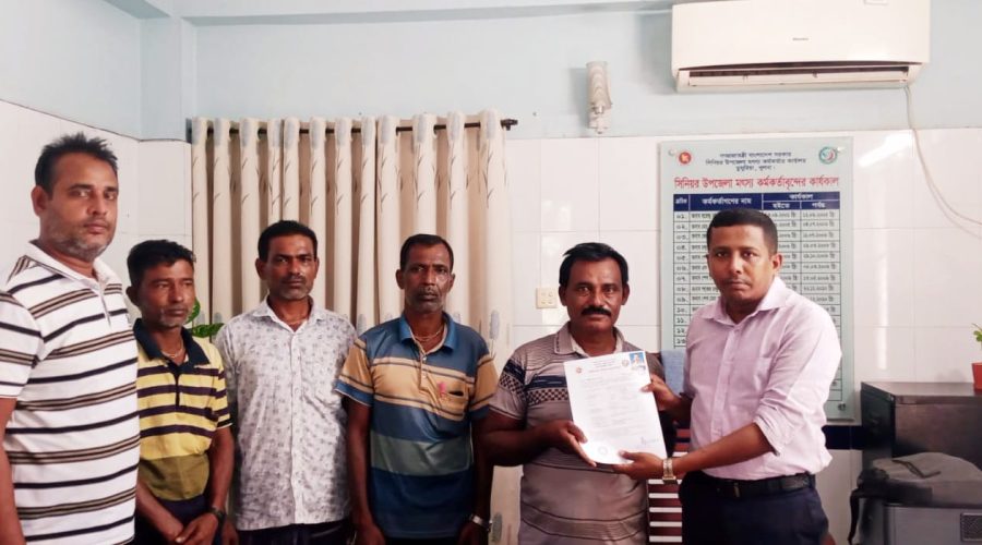 ডুমুরিয়ায় একদিনে ১৭ জন নৌযান মালিককে আর্টিসানাল ফিশিং ট্রলারের অনুমতিপত্র প্রদান, হয়রানিবিহীন দ্রুত সেবার দৃষ্টান্ত