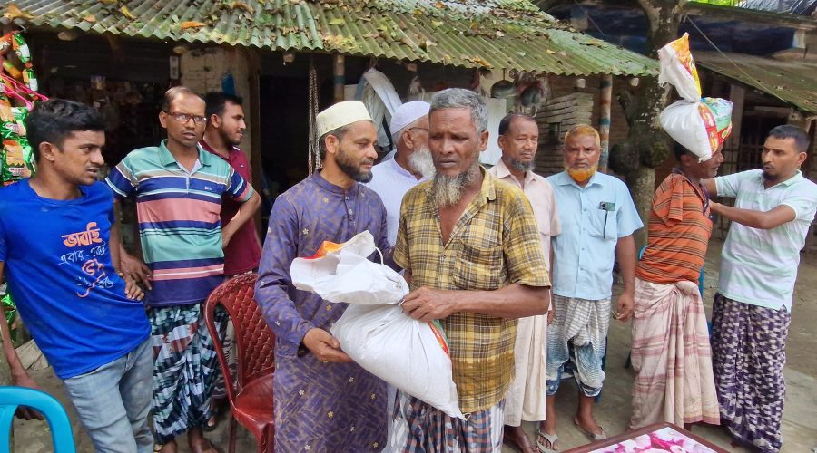 চাঁপাইনবাবগঞ্জে খালেদা জিয়ার রোগমুক্তি কামনায় খাদ্য ও নগদ অর্থ বিতরণ