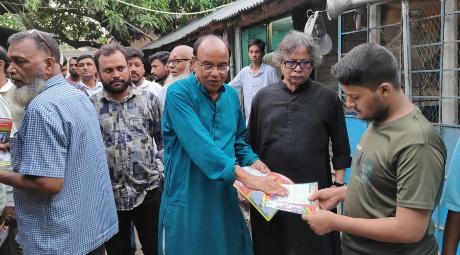 চাঁপাইনবাবগঞ্জে লিফলেট বিতরণে ব্যস্ত সময় পার করছেন আহ্বায়ক গোলাম জাকারিয়া