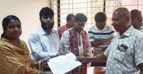 পাঁচবিবির পুজা কমিটিকে চাল দিলেন উপজেলা প্রশাসন