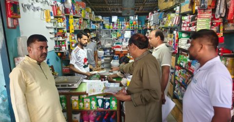 চাঁপাইনবাবগঞ্জে ৩১ দফার লিফলেট বিতরণ ও গণসংযোগ করছেন গোলাম জাকারিয়া