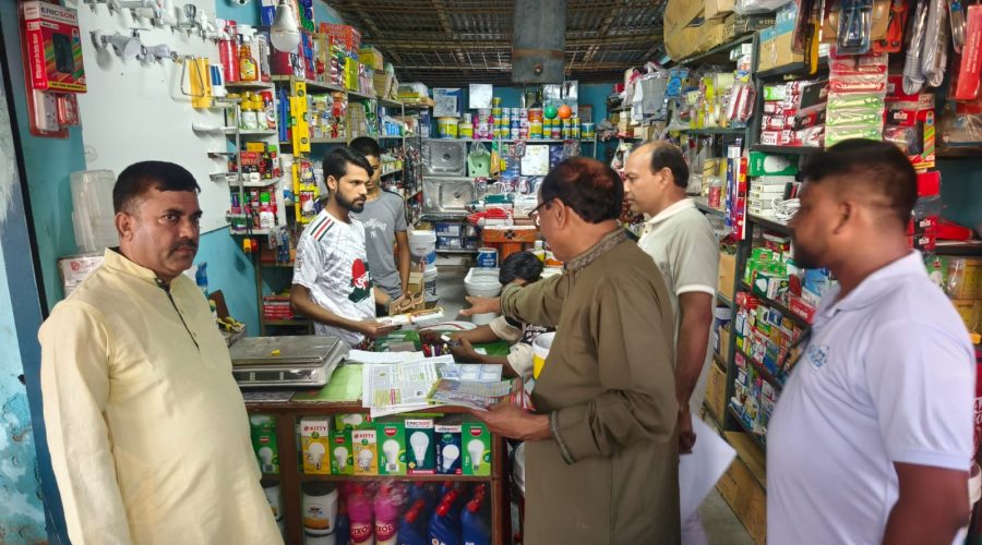 চাঁপাইনবাবগঞ্জে ৩১ দফার লিফলেট বিতরণ ও গণসংযোগ করছেন গোলাম জাকারিয়া