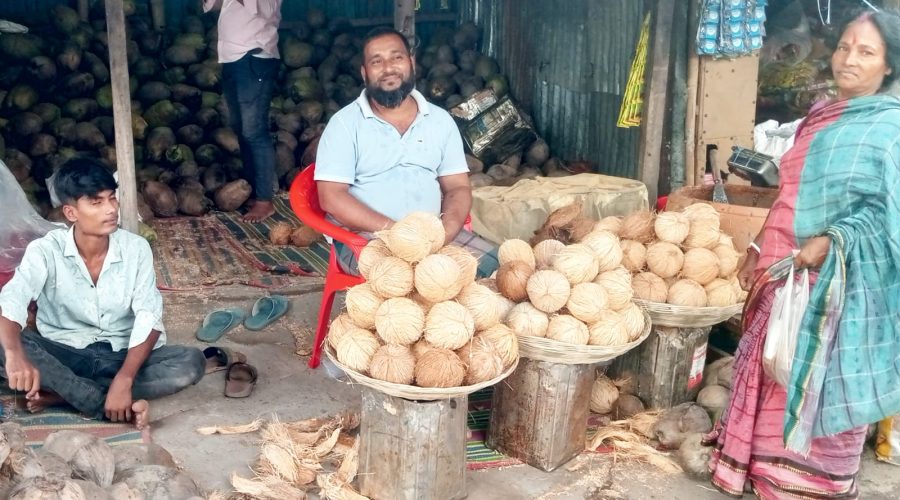 পাঁচবিবিতে পুজার নারিকেল আগুনের ঝাঁঝ