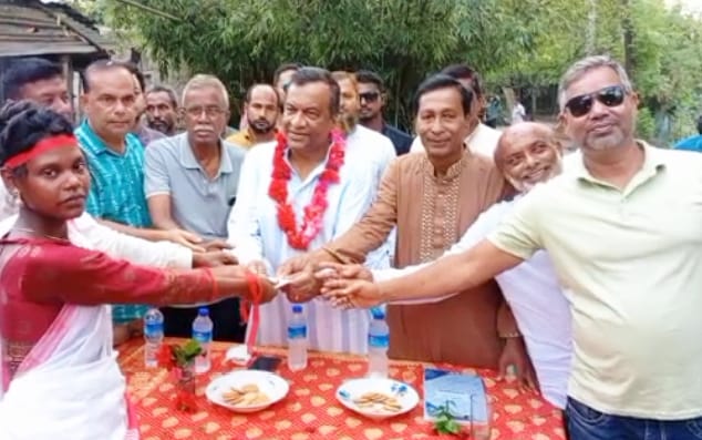 অসহায় দ্বায়িত্বশীল রুমিলার পাশে বিএনপি নেতা ফয়সাল