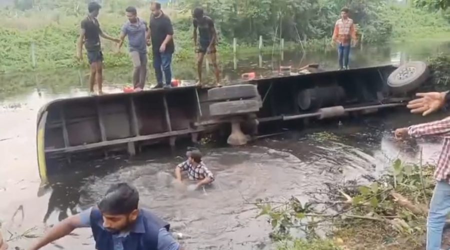 নারায়ণগঞ্জে দোয়েল পরিবহনের বাস খাদে, নারী-শিশুসহ আহত অন্তত ১০ — উদ্ধার তৎপরতা চলছে