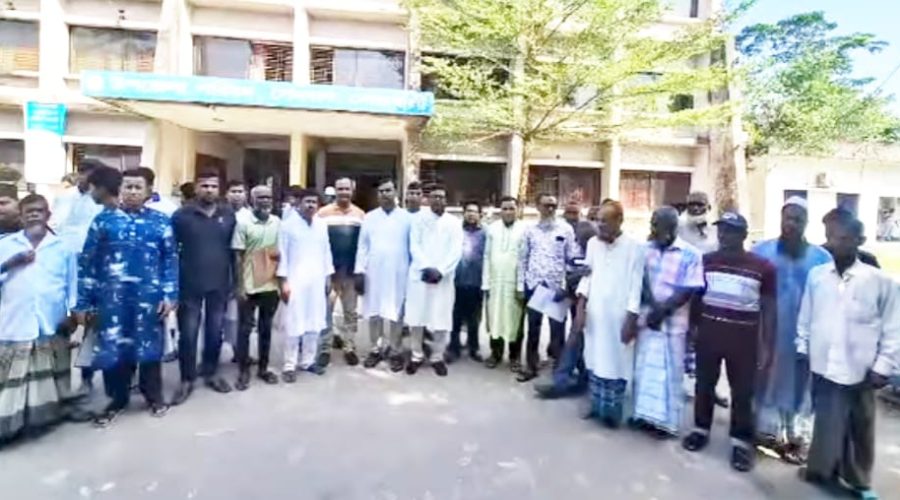 গোপনে অভিভাবক প্রতিনিধি নির্বাচনের প্রতিবাদে কাদরা হামেদিয়া মাদ্রাসায় অভিভাবক-শিক্ষার্থীদের স্মারকলিপি জমা