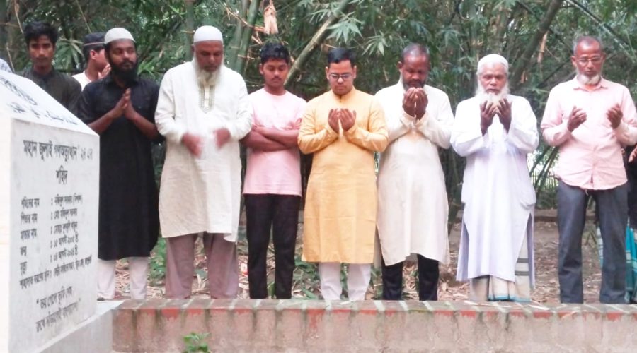 শহীদ বিশালের কবর জিয়ারত করেন ইউএনও সেলিম 