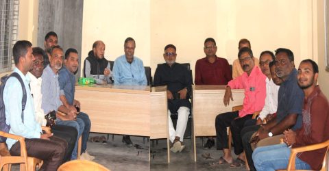 ধানের শীষ প্রতীকের মনোনীত প্রার্থী মনজুরুল ইসলাম মঞ্জুর সাথে সাংবাদিকদের কুশল বিনিময়