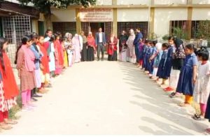 পাঁচবিবিতে বাগানের ক্ষতি করায় শিক্ষার্থীদের বিক্ষোভ পাঁচবিবিতে বাগানের ক্ষতি করায় শিক্ষার্থীদের বিক্ষোভ