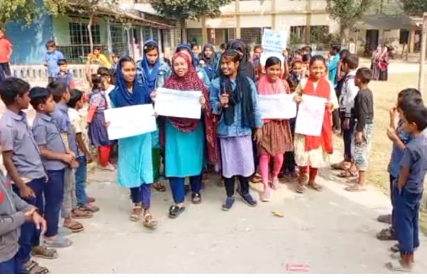 পাঁচবিবিতে বাগানের ক্ষতি করায় শিক্ষার্থীদের বিক্ষোভ