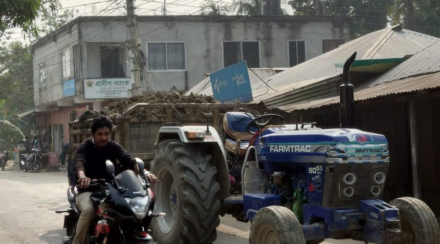 বালিয়াকান্দির প্রতিটি রাস্তায় মাটিবাহী টলির দৌরাত্ম্য—দুর্ভোগে সাধারণ মানুষ