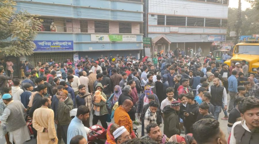 চাঁপাইনবাবগঞ্জে ট্রাকের ধাক্কায় ২ জন নিহতের ঘটনার জেরে, ট্রাফিক বক্সে আগুন-এসপি অফিস ভাংচুর