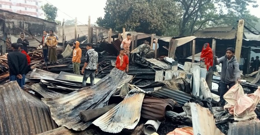 সিরাজদিখানে গভীর রাতে বাজারে আগুন, ৯ দোকান পুড়ে ছাই