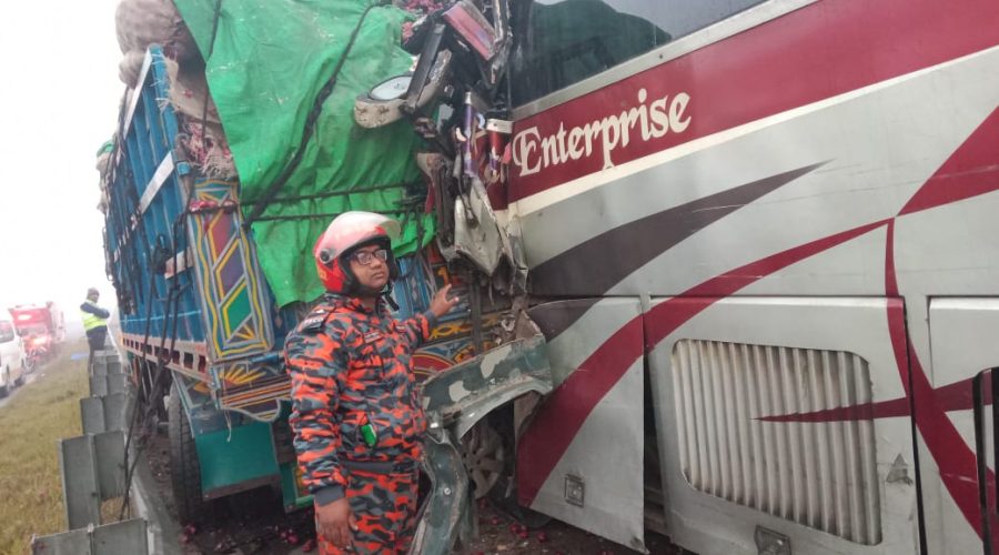 ঢাকা-মাওয়া এক্সপ্রেসওয়েতে সিরাজদিখানে ট্রাকের পেছনে বাসের ধাক্কা, প্রাণ গেলো সুপারভাইজারের 