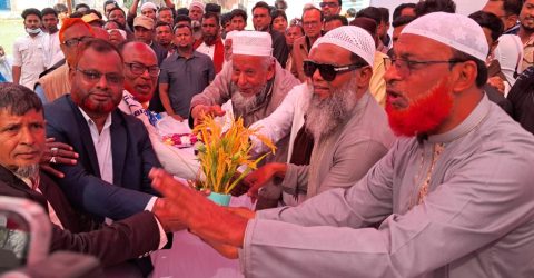 শেখ মো. আব্দুল্লাহকে ফুলের তোড়া দিয়ে সিরাজদিখানে জাতীয় পার্টির শতাধিক নেতাকর্মীর বিএনপিতে যোগদান