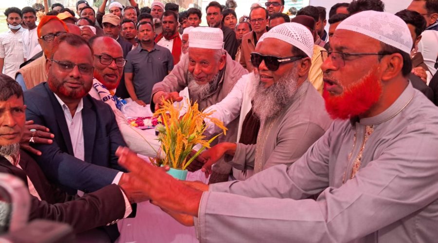 শেখ মো. আব্দুল্লাহকে ফুলের তোড়া দিয়ে সিরাজদিখানে জাতীয় পার্টির শতাধিক নেতাকর্মীর বিএনপিতে যোগদান