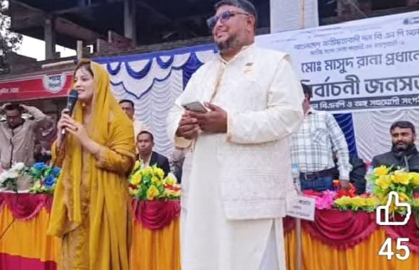 ভোটের মাঠে বাবার পাশে কলেজ পড়ুয়া মেয়ে 