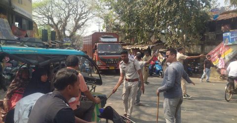 রমজান মাসে যানজট মুক্ত করতে রাস্তায় উস্তি থানার পদস্থ কর্মকর্তারা