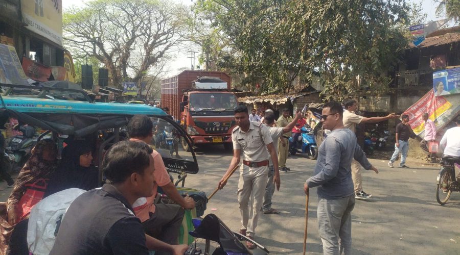 রমজান মাসে যানজট মুক্ত করতে রাস্তায় উস্তি থানার পদস্থ কর্মকর্তারা