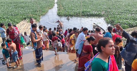 সিরাজদিখানে মহাঅষ্টমী স্নানোৎসবে পুণ্যার্থীর ঢল