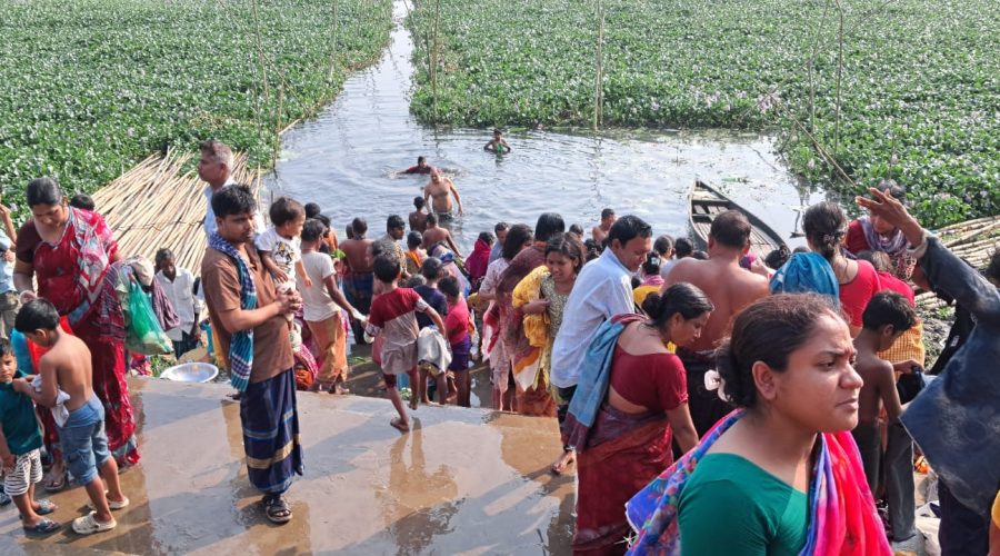 সিরাজদিখানে মহাঅষ্টমী স্নানোৎসবে পুণ্যার্থীর ঢল