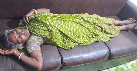 সিরাজদিখানে নারীকে মারধর ও শ্লীলতাহানির অভিযোগ, থানায় লিখিত অভিযোগ