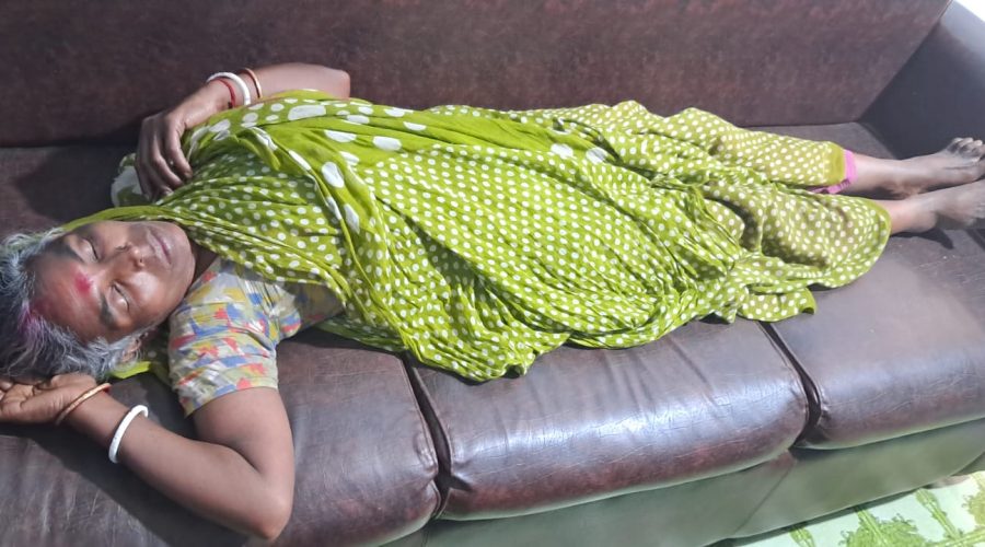 সিরাজদিখানে নারীকে মারধর ও শ্লীলতাহানির অভিযোগ, থানায় লিখিত অভিযোগ