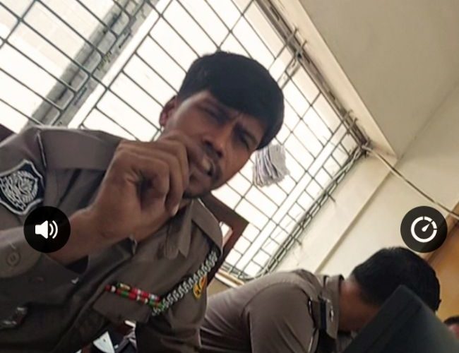 ওসির ফোনেও কথা বলে না! যাত্রাবাড়ী থানার কনস্টেবল জহিরের আচরণে বিতর্ক