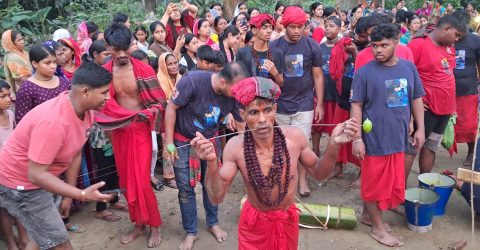 সিরাজদিখান সন্তোষপাড়ায় ঐতিহ্যবাহী চরক পূজা অনুষ্ঠিত, ভক্তদের উপচে পড়া ভিড়